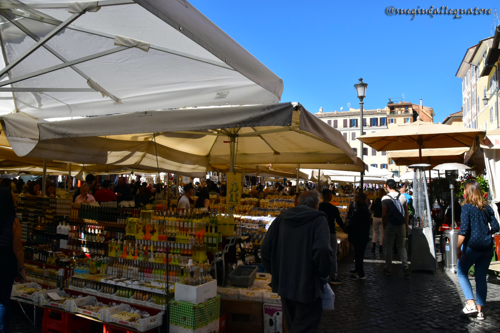 Le bancarelle in Piazza Campo dei Fiori, Roma